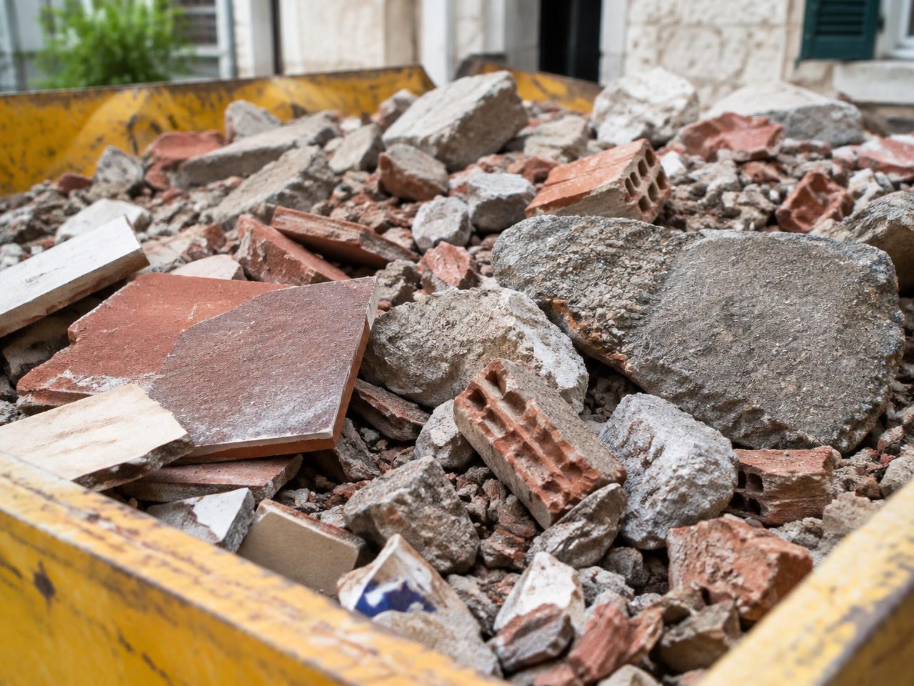 Gravats, briques et carrelage dans une benne